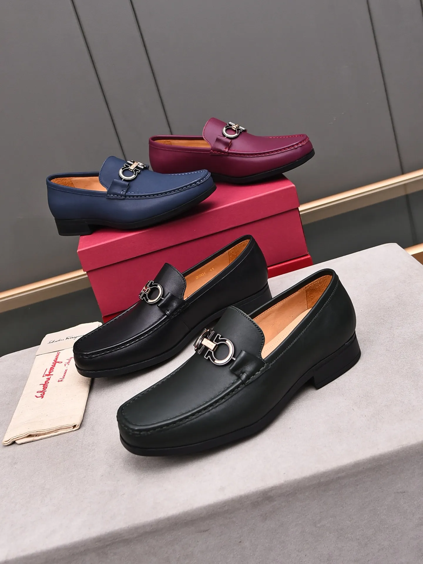 Factory: 250 [Original running volume quality] Brand: Ferragamo (Ferragamo) Size: Men's size 38/44 (45 can be customized) Grade: Same style as the official website High-end quality men's shoes Material: Original first-layer calfskin Water-dyed cowhide lining Original outsole Style category: Men's fashion formal business casual leather shoes Slip-on men's shoes high-top series Young fashion European and American trends British style Casual matching Comfortable feet